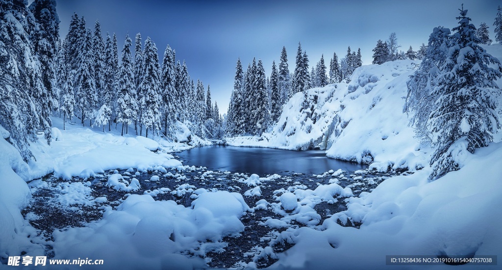雪山松林河水大雪风景