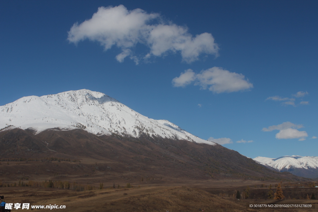 蓝天白云山峰