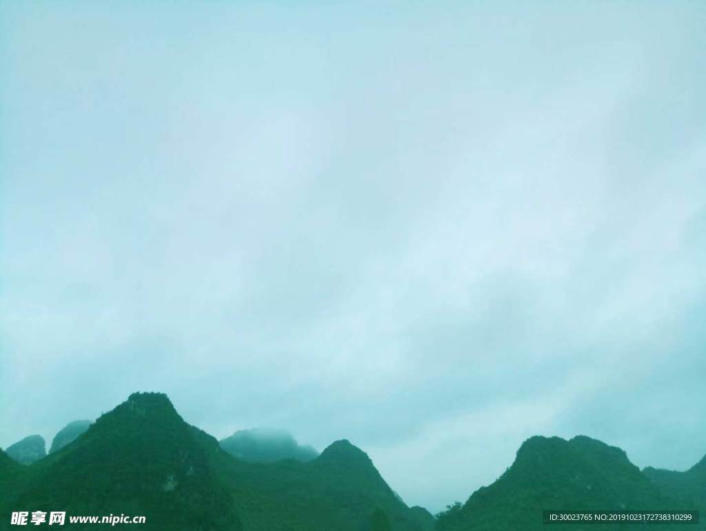 朦胧的山峰