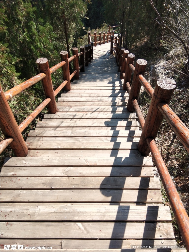 登山梯 木质楼梯 登山的木质楼