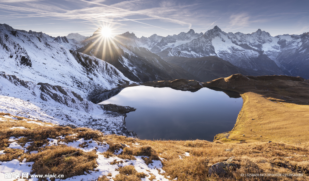 群山雪山湖泊草地风景