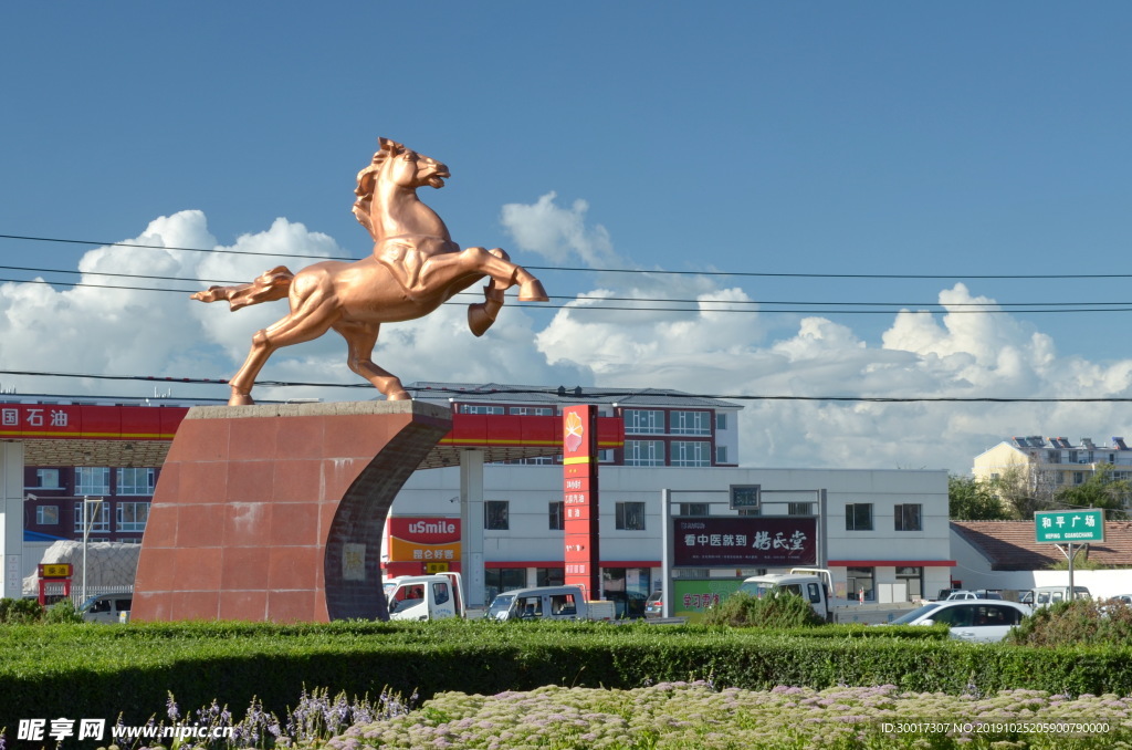吉林省白城地标-铜马转盘