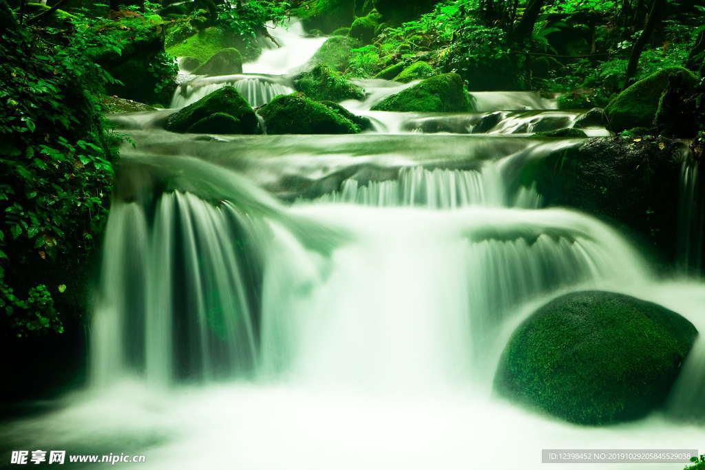 山涧溪流