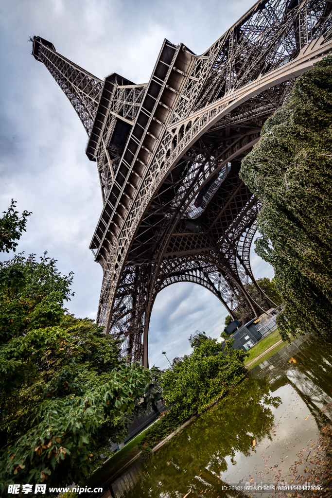 巴黎铁塔仰拍摄影图