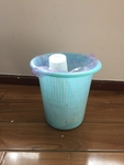 浅蓝色垃圾桶侧面