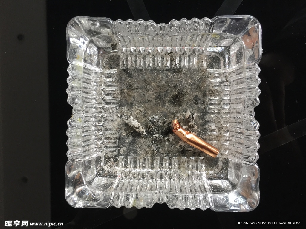 水晶烟灰缸带烟头