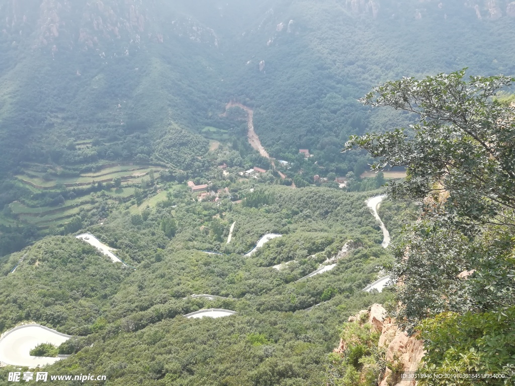 蜿蜒的山路