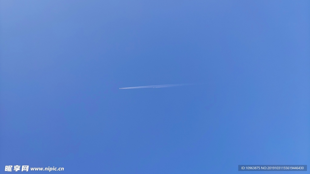 蓝天与飞机