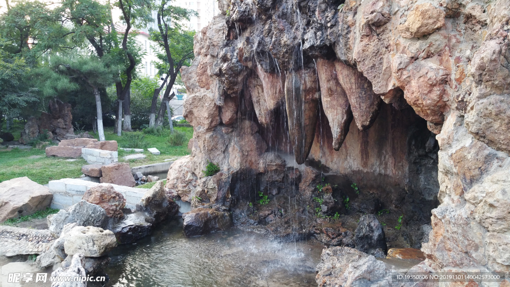公园里的假山石和人工瀑布