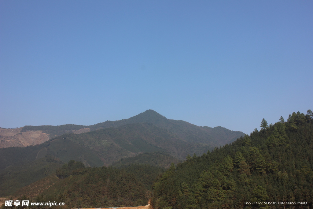 蓝蓝的天空山林景色