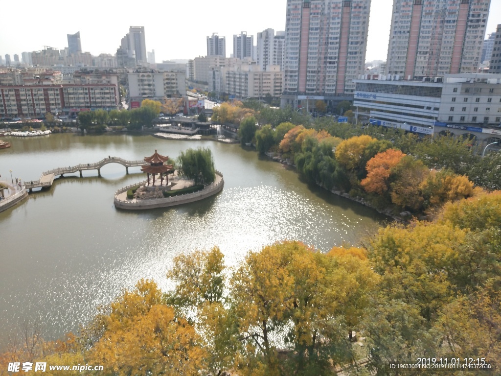 秋色湖光好