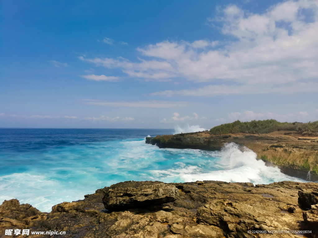 蓝梦岛“恶魔的眼泪”是巴厘岛网红景点，据说从高空俯瞰酷似骷髅头|蓝梦岛|巴厘岛|骷髅头_新浪新闻