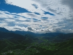 白云配山景