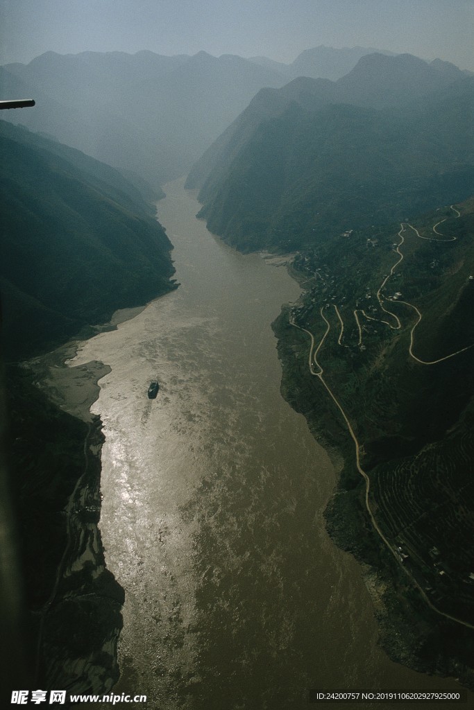 高山河流