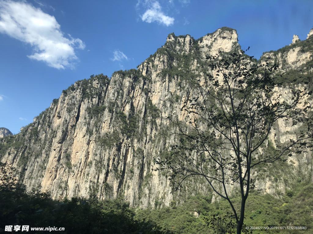 蓝天下的大山