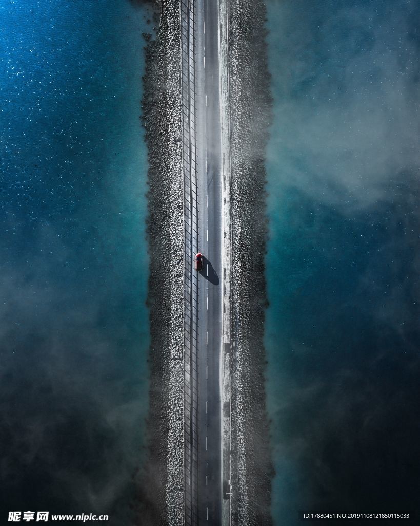 湖水与公路