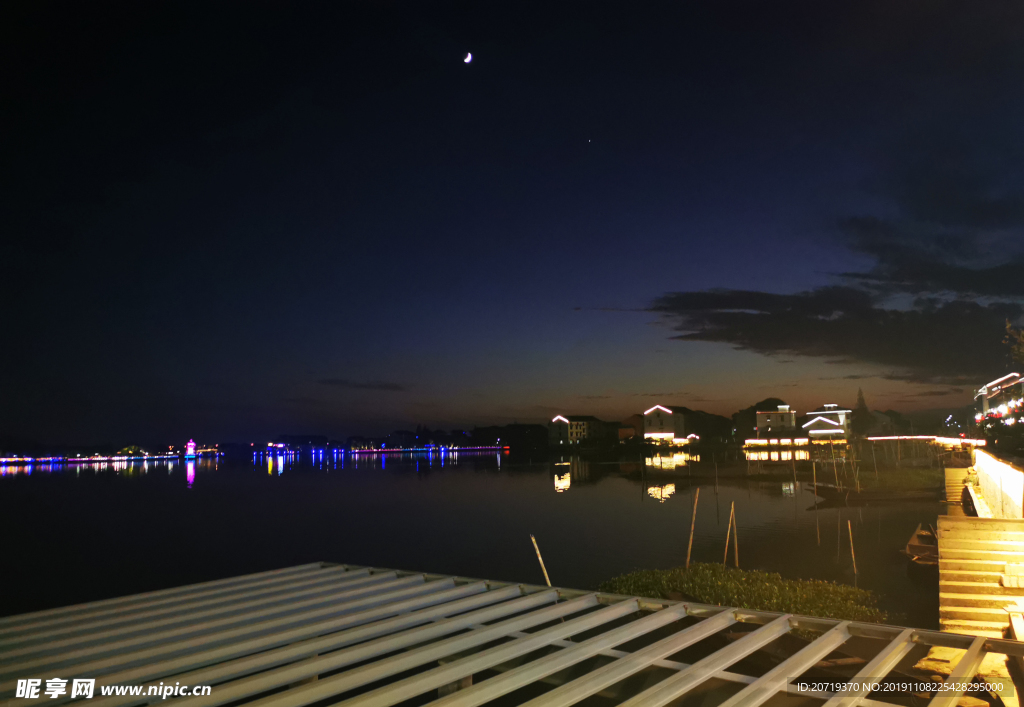 湖边夜景