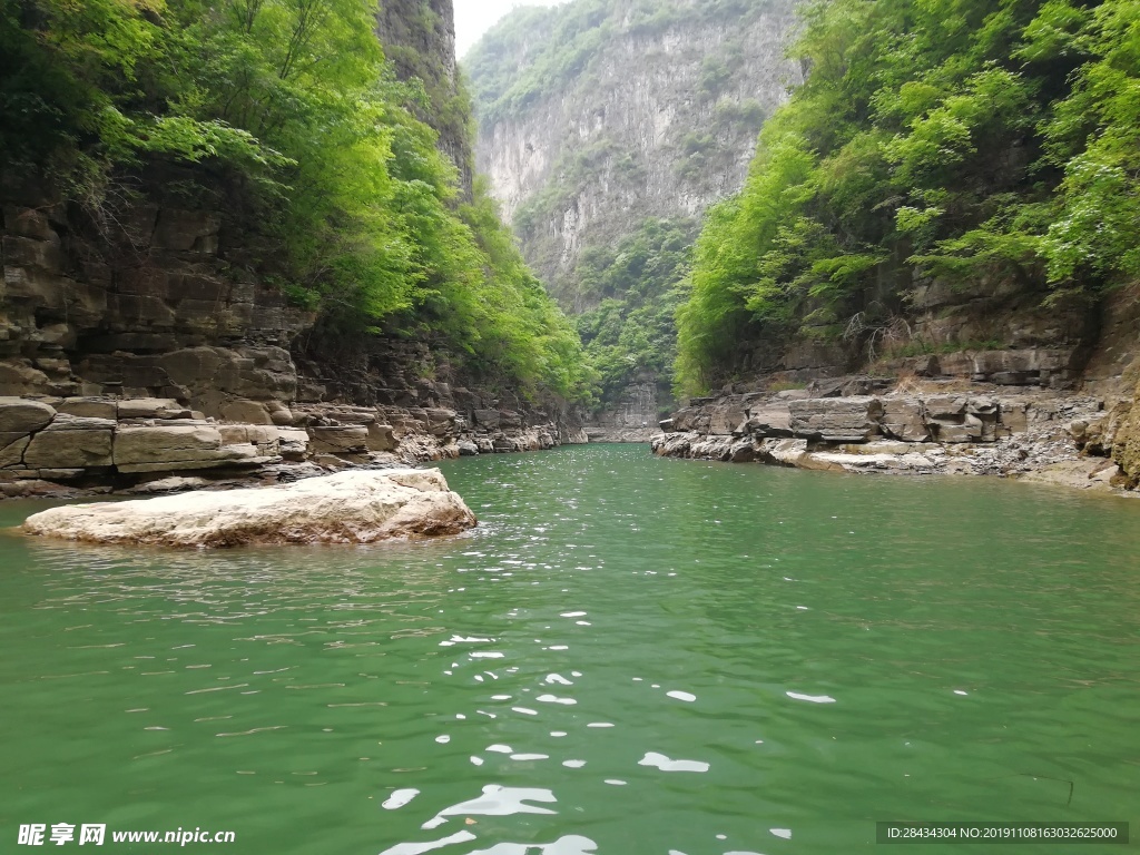 峡谷中的水流