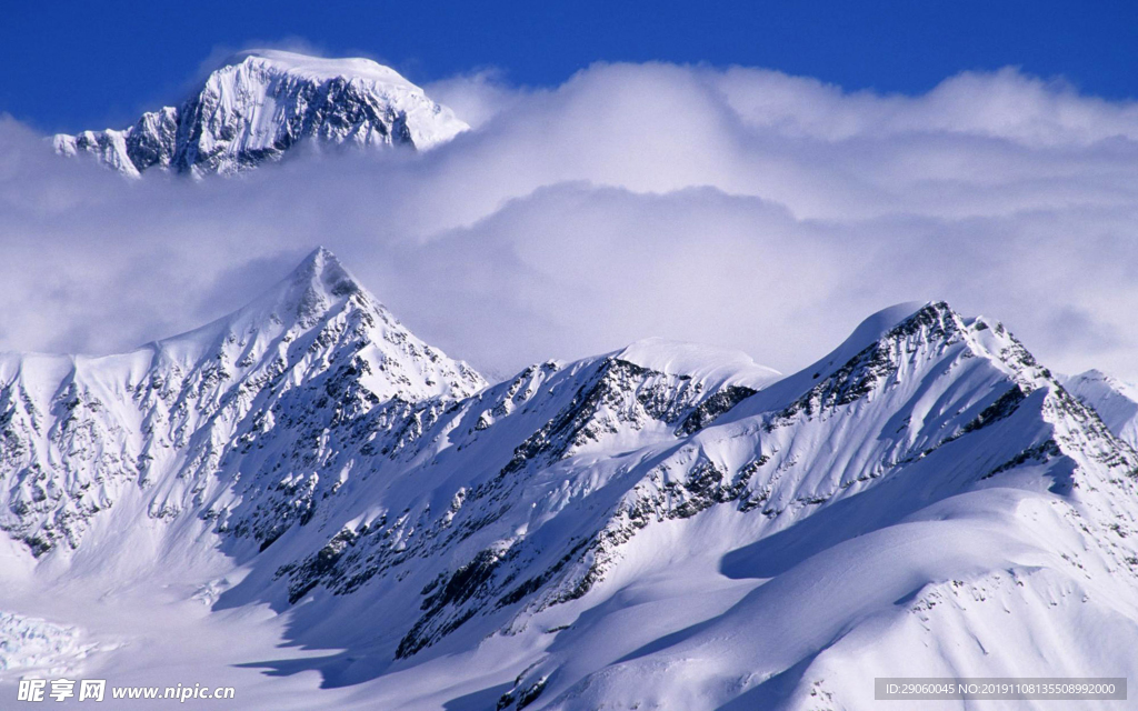 大气雪山背景