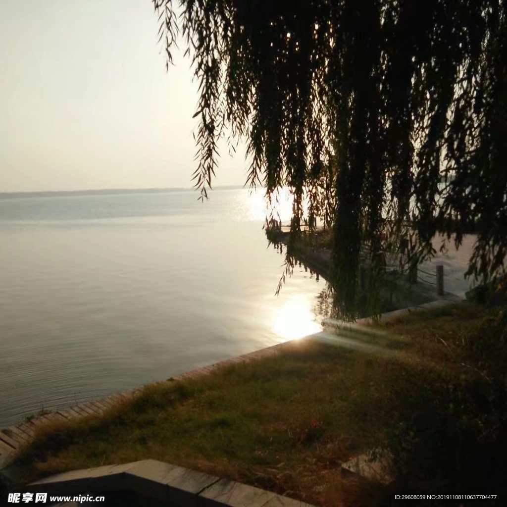夕阳下的湖面
