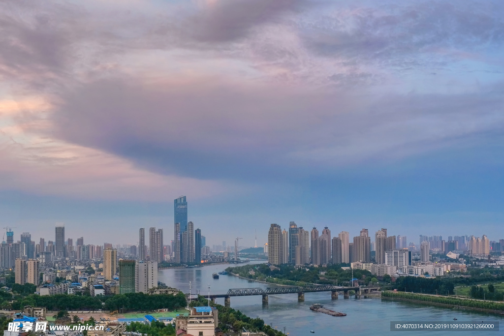 大雨将至前的城市建筑群风光