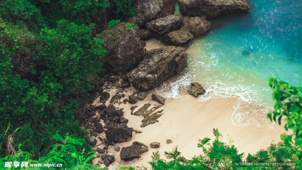 海水沙滩礁石树木风景