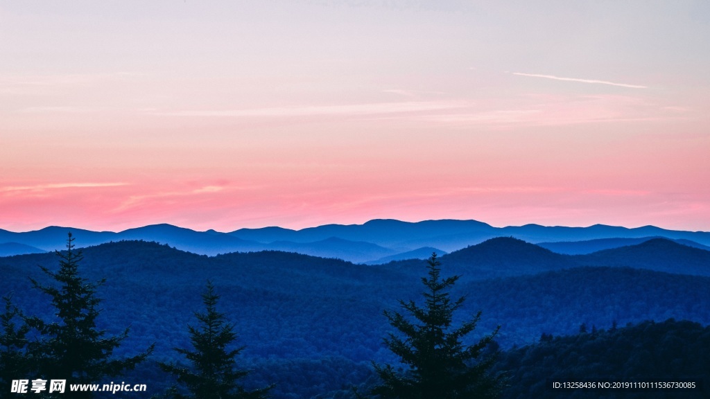 群山晚霞松树风景背景