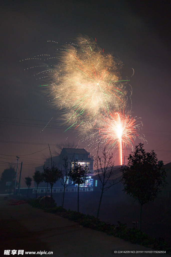 烟花  农村 乡村 烟火 过年