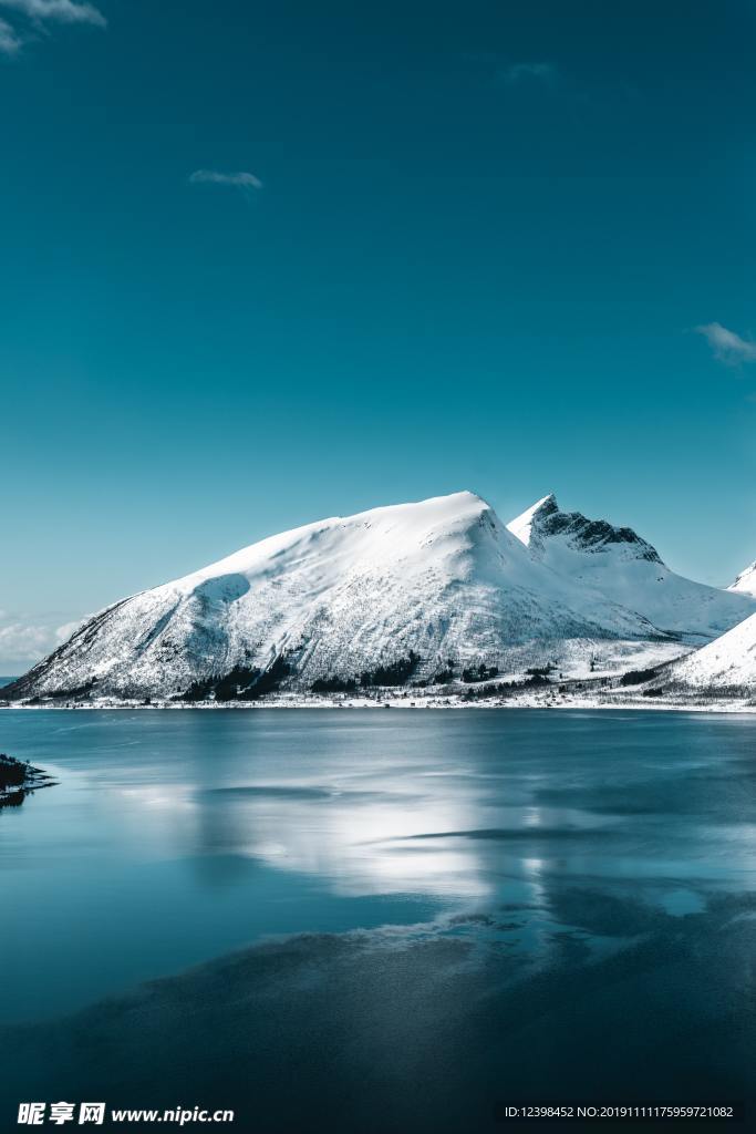 雪山与湖泊