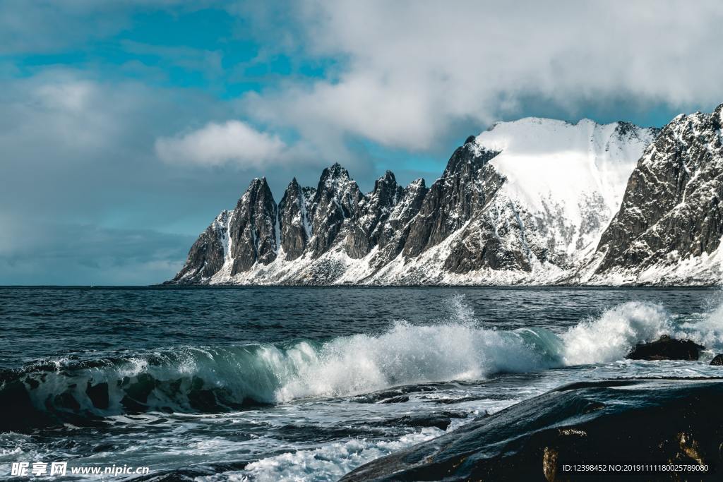 雪山与湖泊