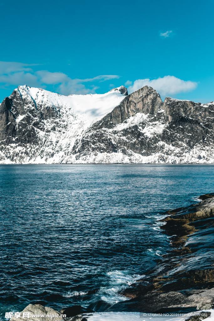 雪山与湖泊