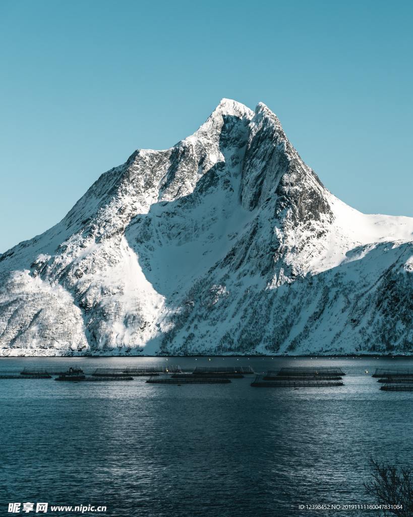 雪山与湖泊