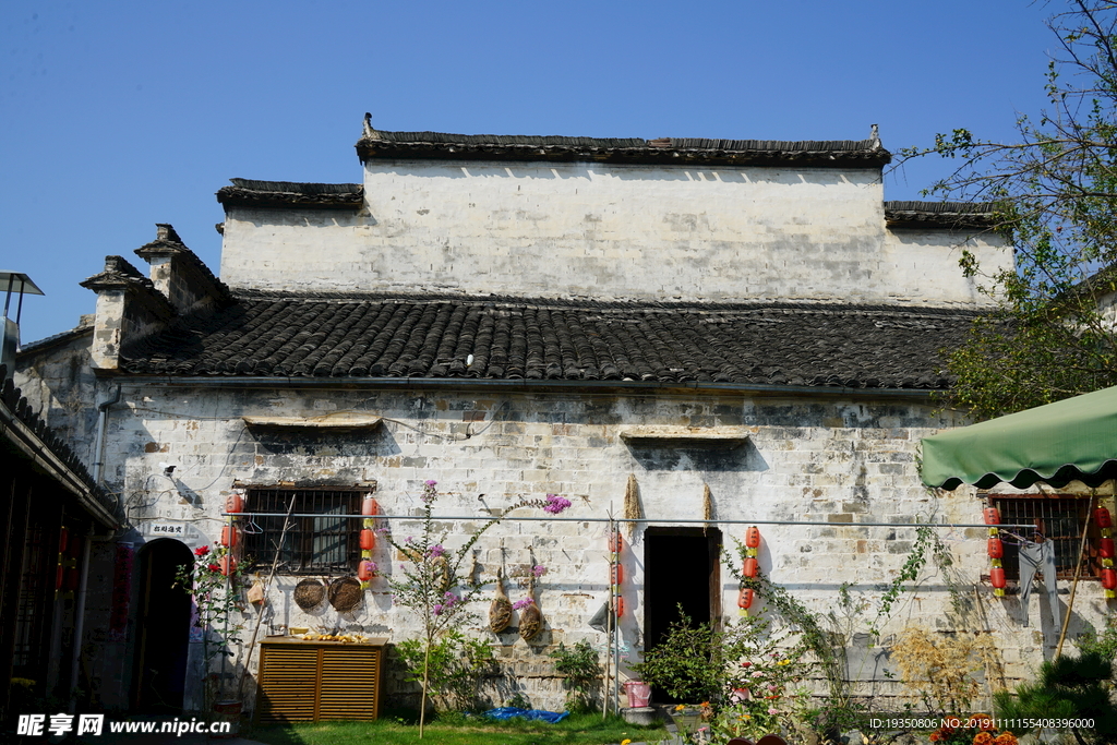 黄山宏村的粉墙黛瓦老建筑