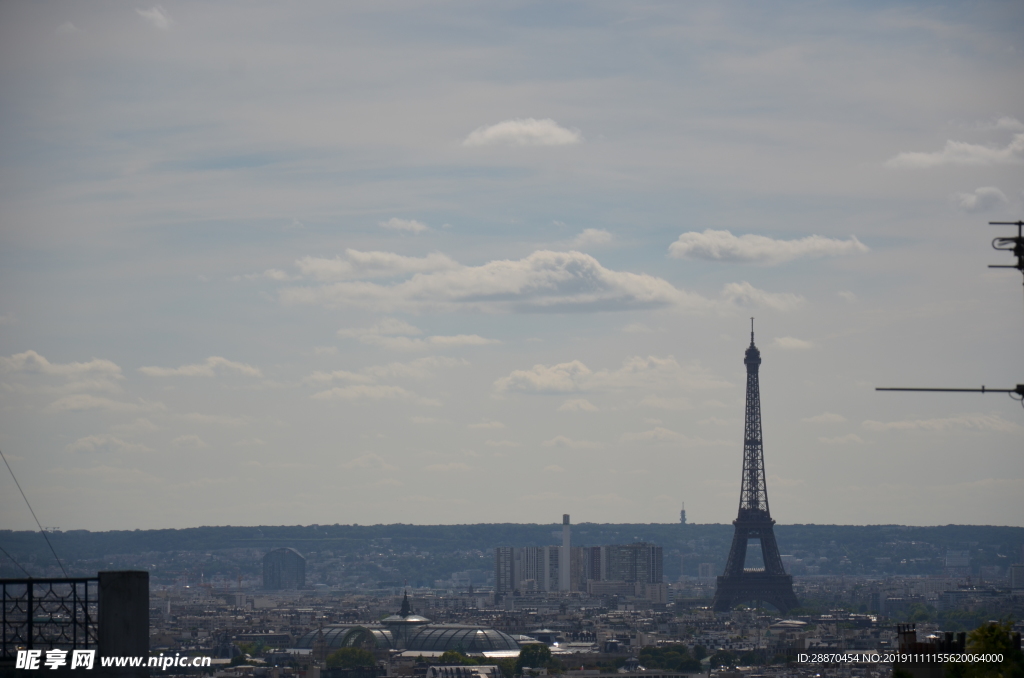 遥远的埃菲尔铁塔 法国巴黎