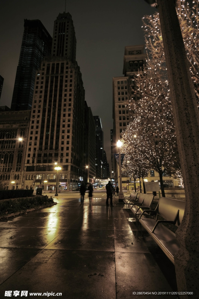 晚上在芝加哥人行道