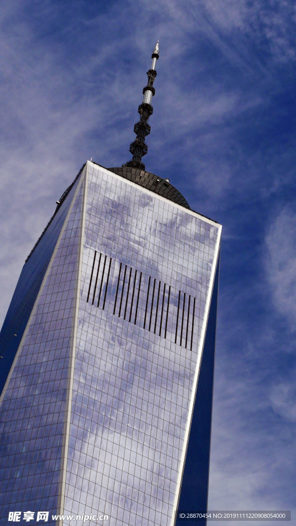 世界贸易中心一号大楼的细节和云