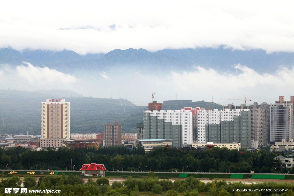 山城新雨后