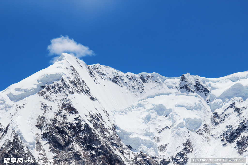 雄伟的雪山