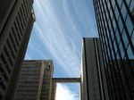 蓝蓝的天空背景下的现代建筑