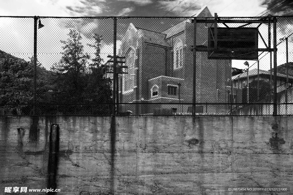 黑白照片围栏禁止接近的建筑