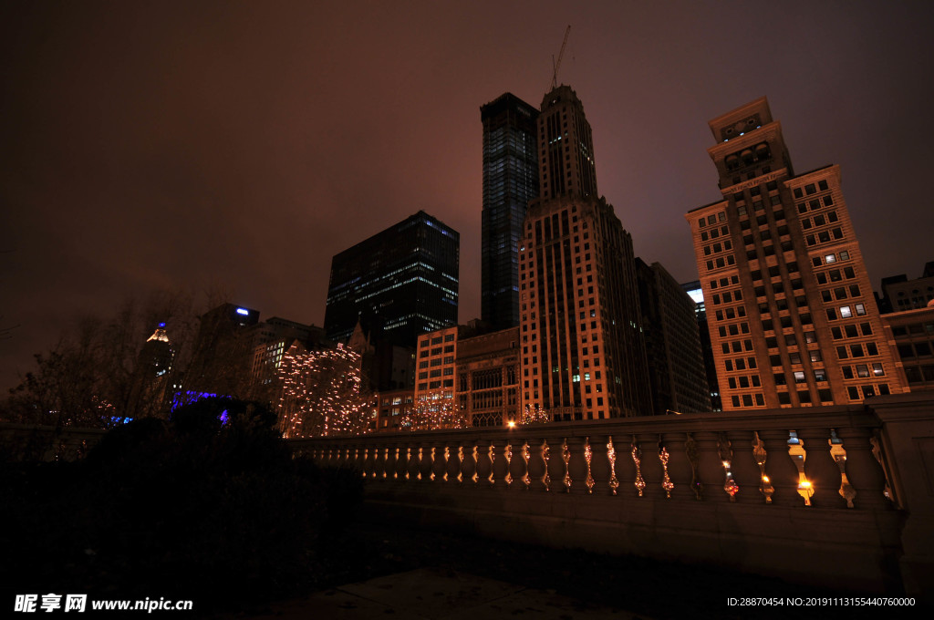 城市建筑在晚上点亮