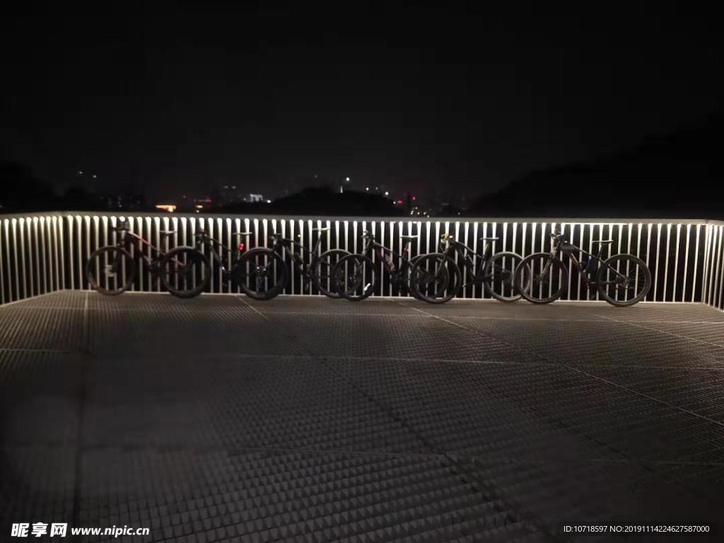 自行车 夜景