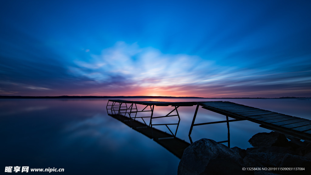 天空晚霞木桥河水风景