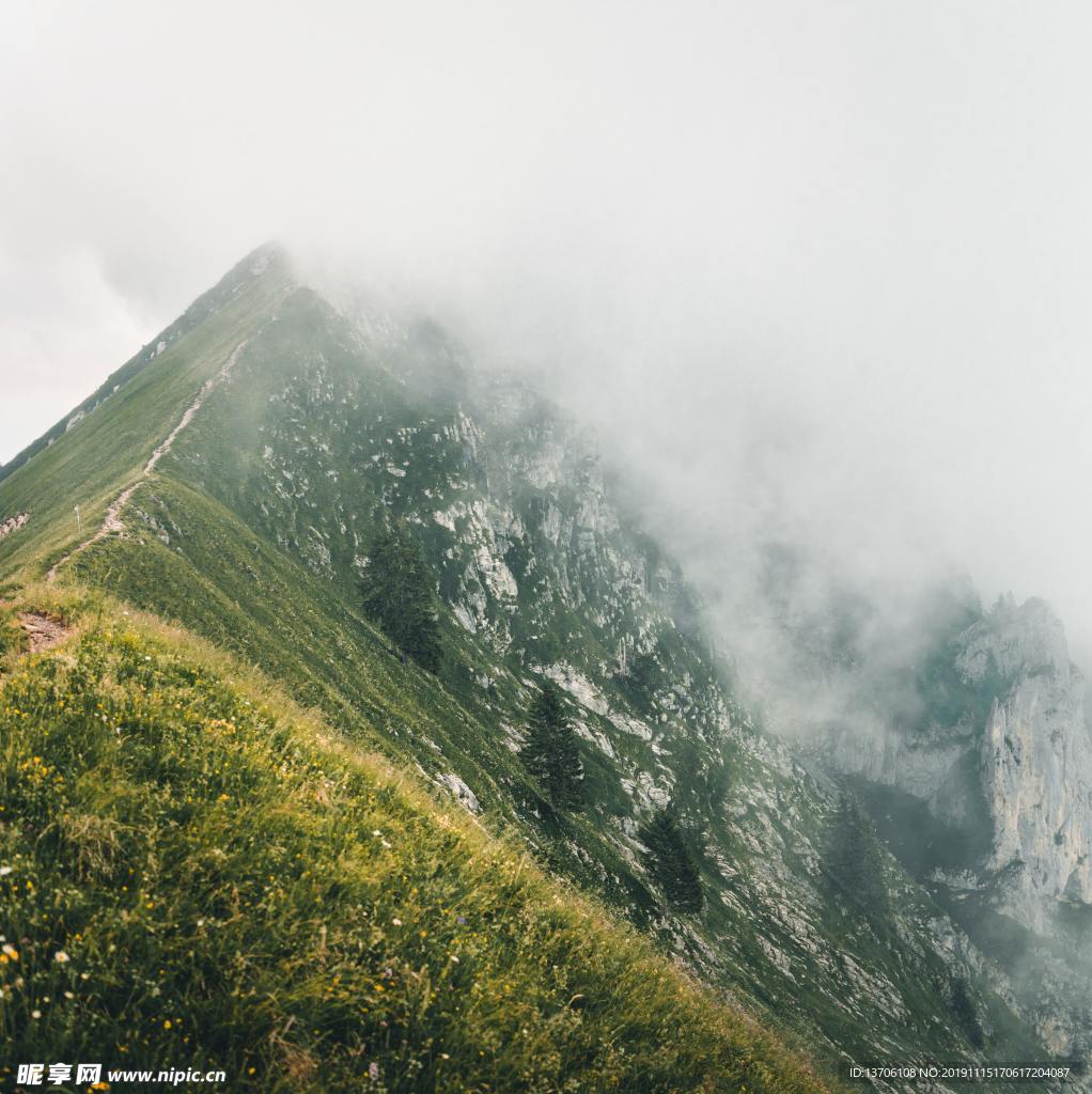 山峰迷雾