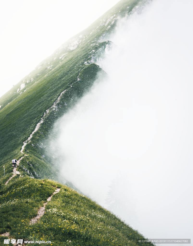 山峰迷雾