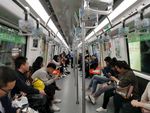 地铁上的人们