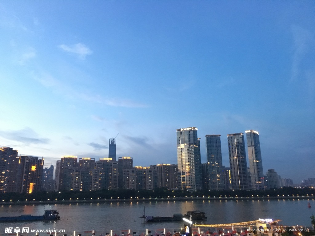 江边城市风景