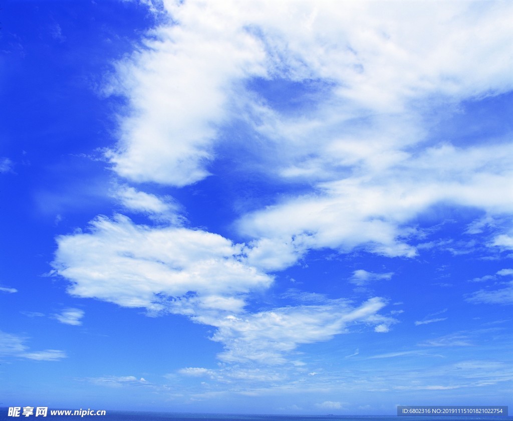 海上蓝天白云