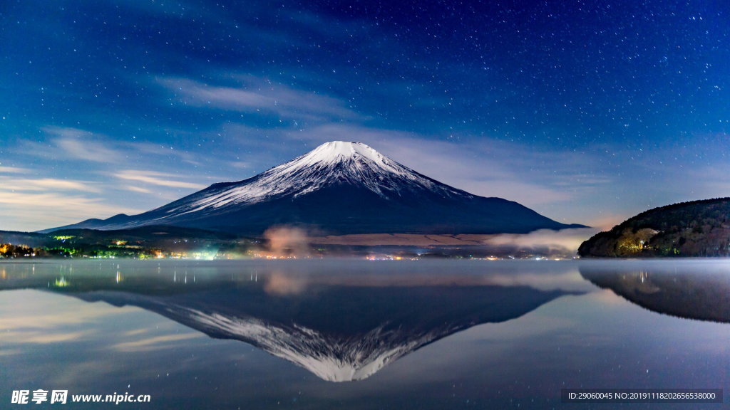 大气夜幕雪山背景