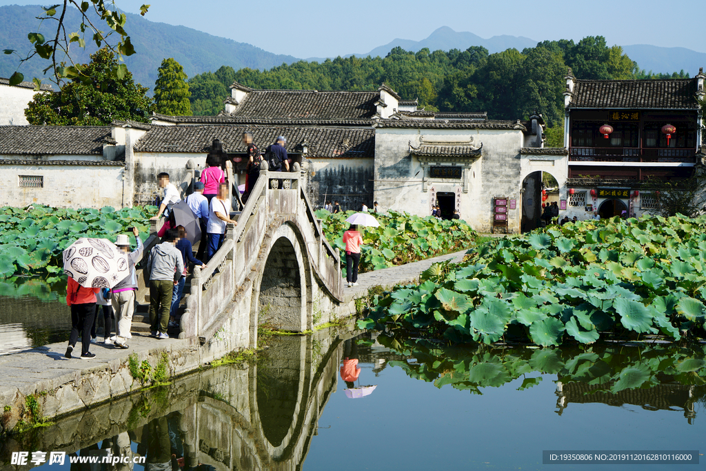黄山宏村的徽派建筑和画桥景色